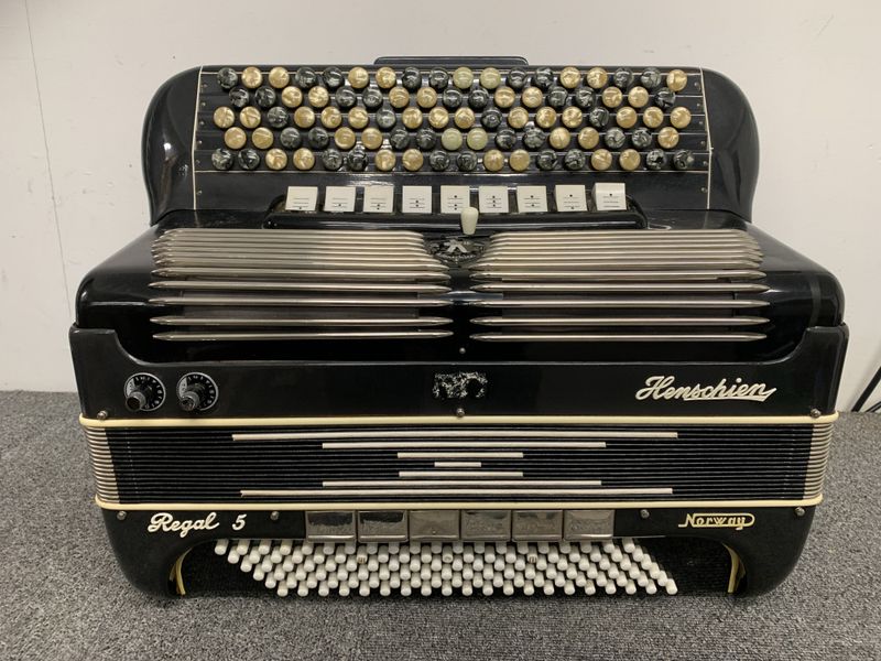 Henschien Regal 5, knappespill, svensk system