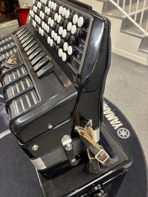 Titano Milano 4-korig Cassotto trekkspill selges!