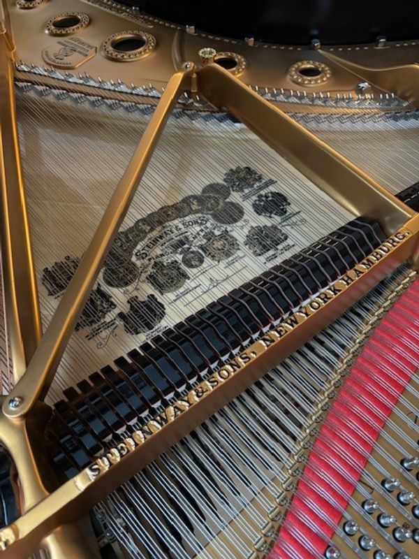 Steinway & Sons B model 211cm